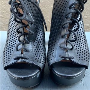 Peep-toe lace up chunky Heel